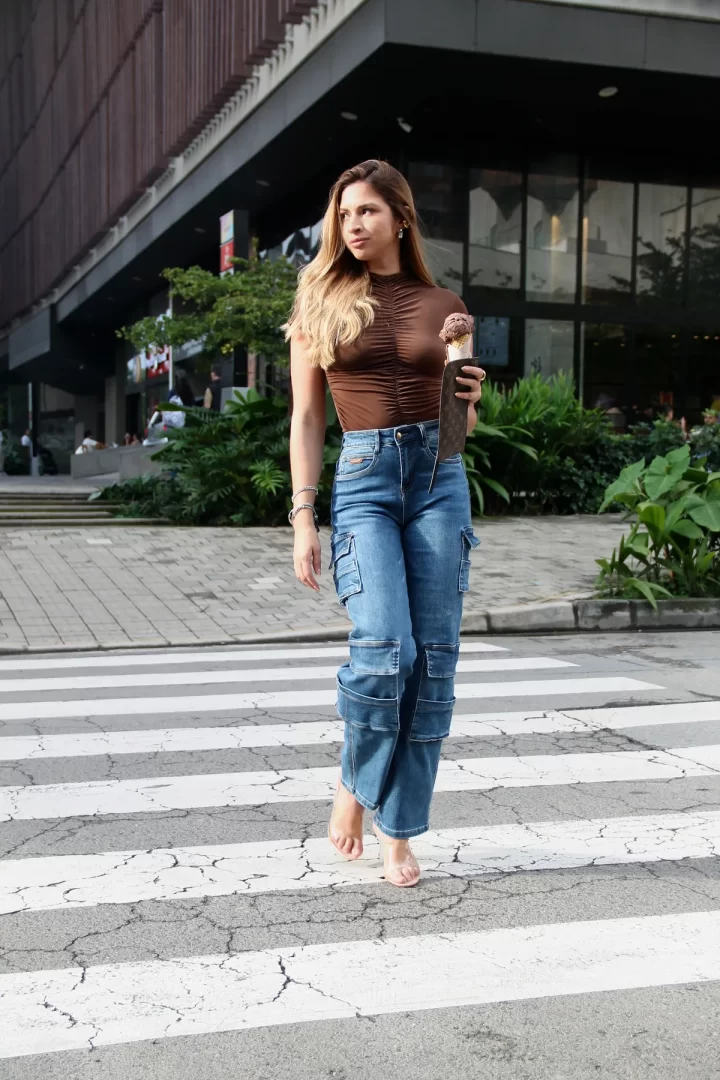 JEANS CARGO TRES BOLSILLOS - Imagen 2