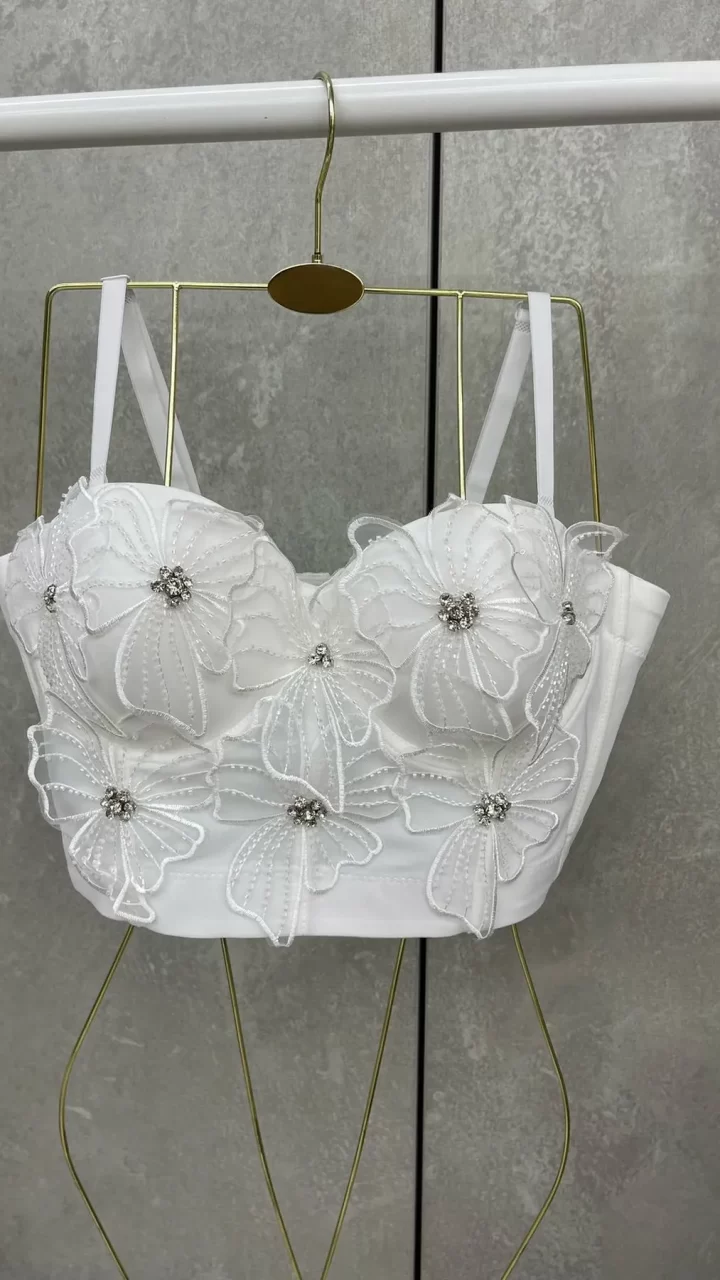 CROP TOP CON FLORES Y BRILLANTES