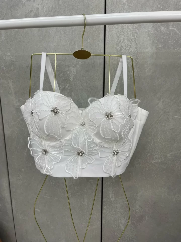 CROP TOP CON FLORES Y BRILLANTES - Imagen 2