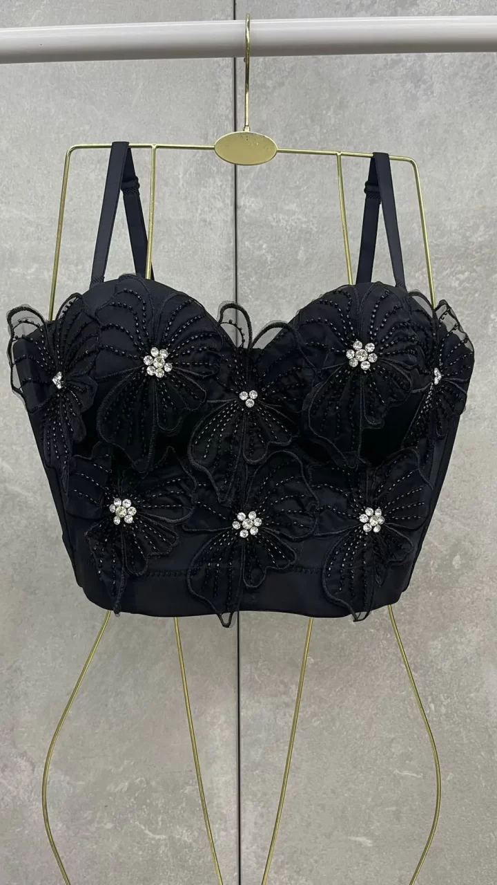 CROP TOP CON FLORES Y BRILLANTES