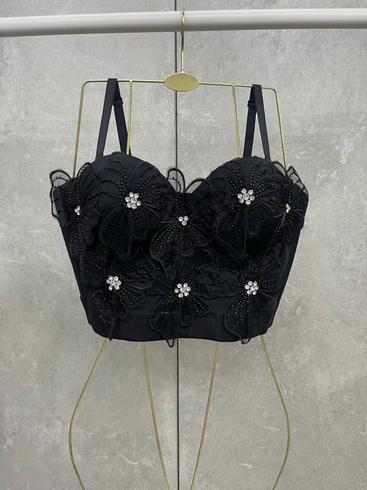 CROP TOP CON FLORES Y BRILLANTES