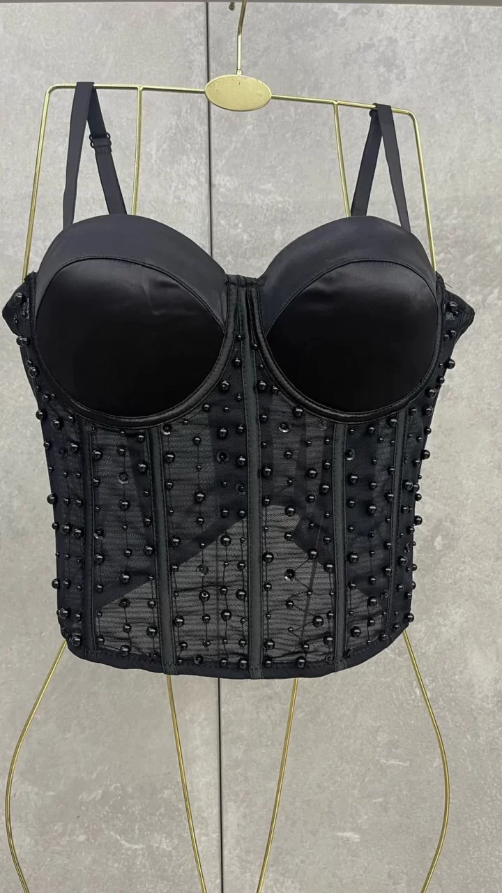CROP TOP CON PERLAS Y LENTEJUELAS