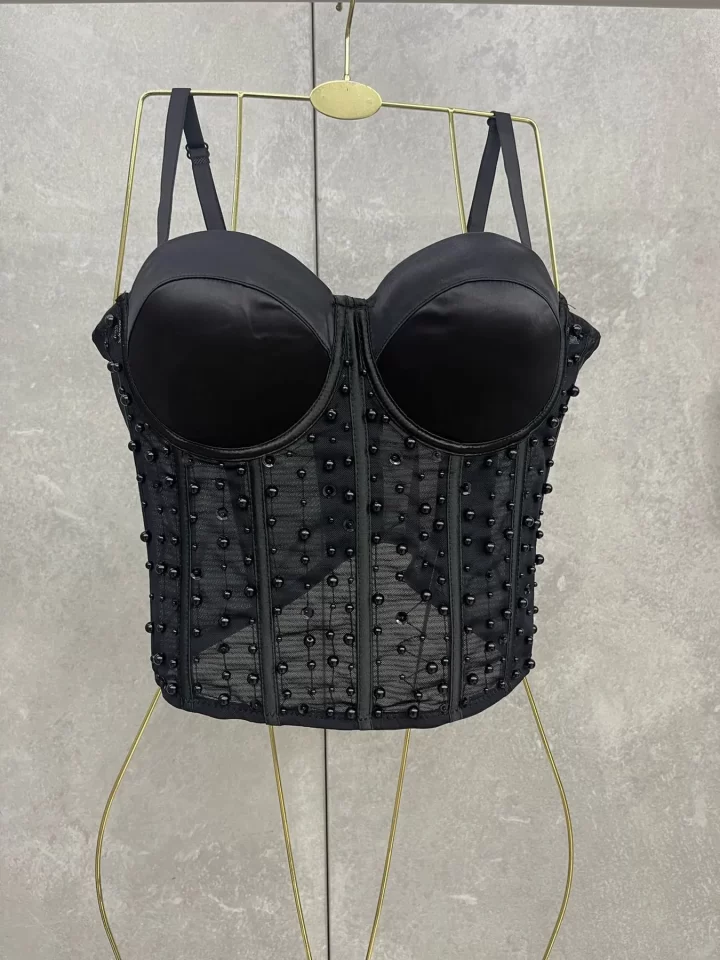 CROP TOP CON PERLAS Y LENTEJUELAS