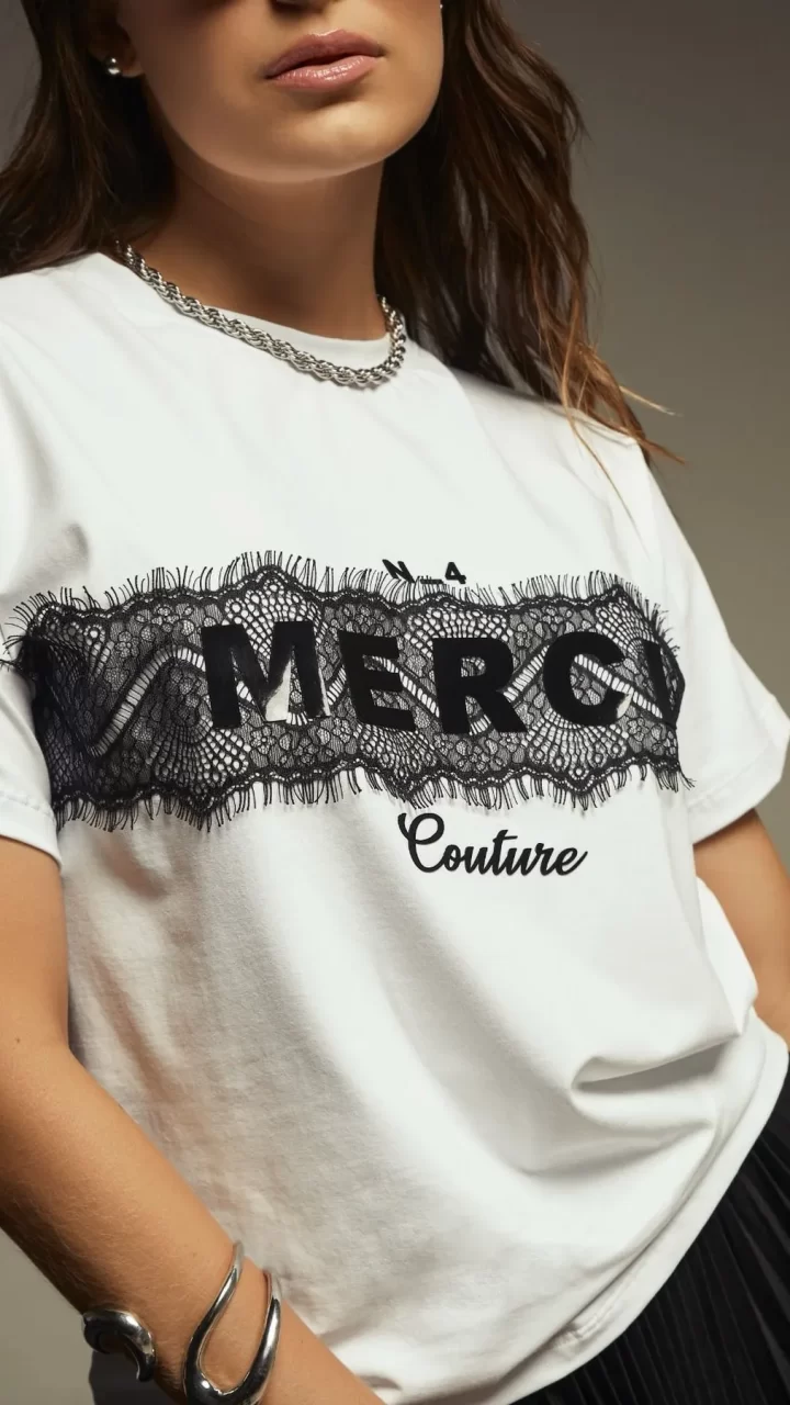 CAMISETA CON ESTAMPADO EN ENCAJE