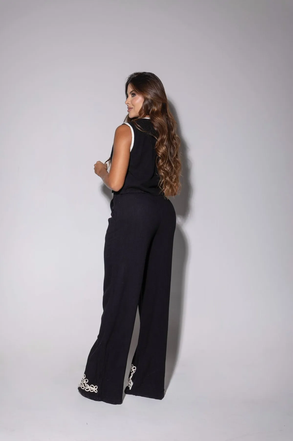 SET PANTALON Y CHALECO CON BORDADO - Imagen 3