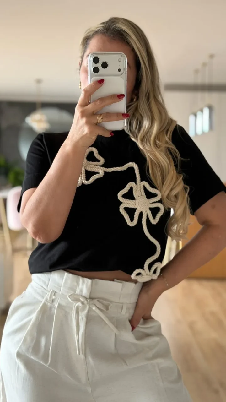 CAMISETA MANUALIDAD FLORES EN CROCHE