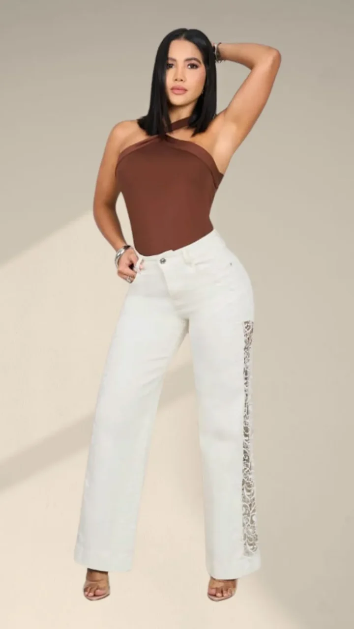 PANTALON JEAN CON ENCAJE LATERAL