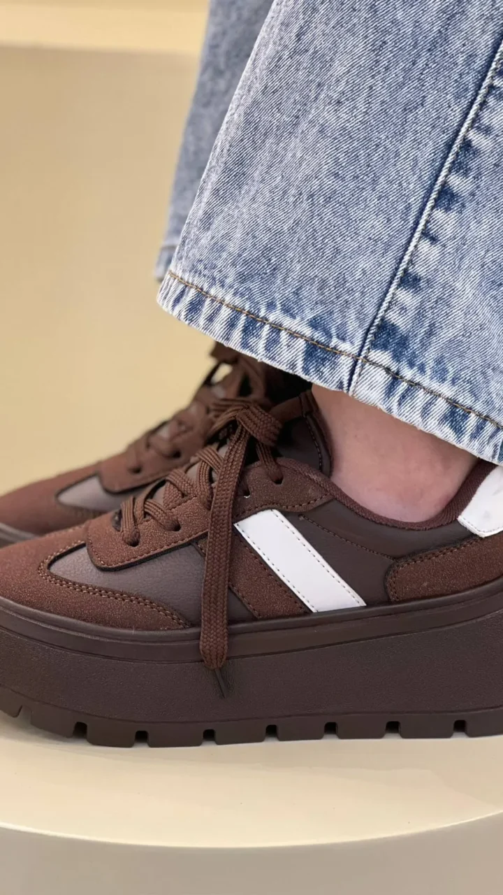 ZAPATOS TIPO TENIS CON RAYAS LATERALES