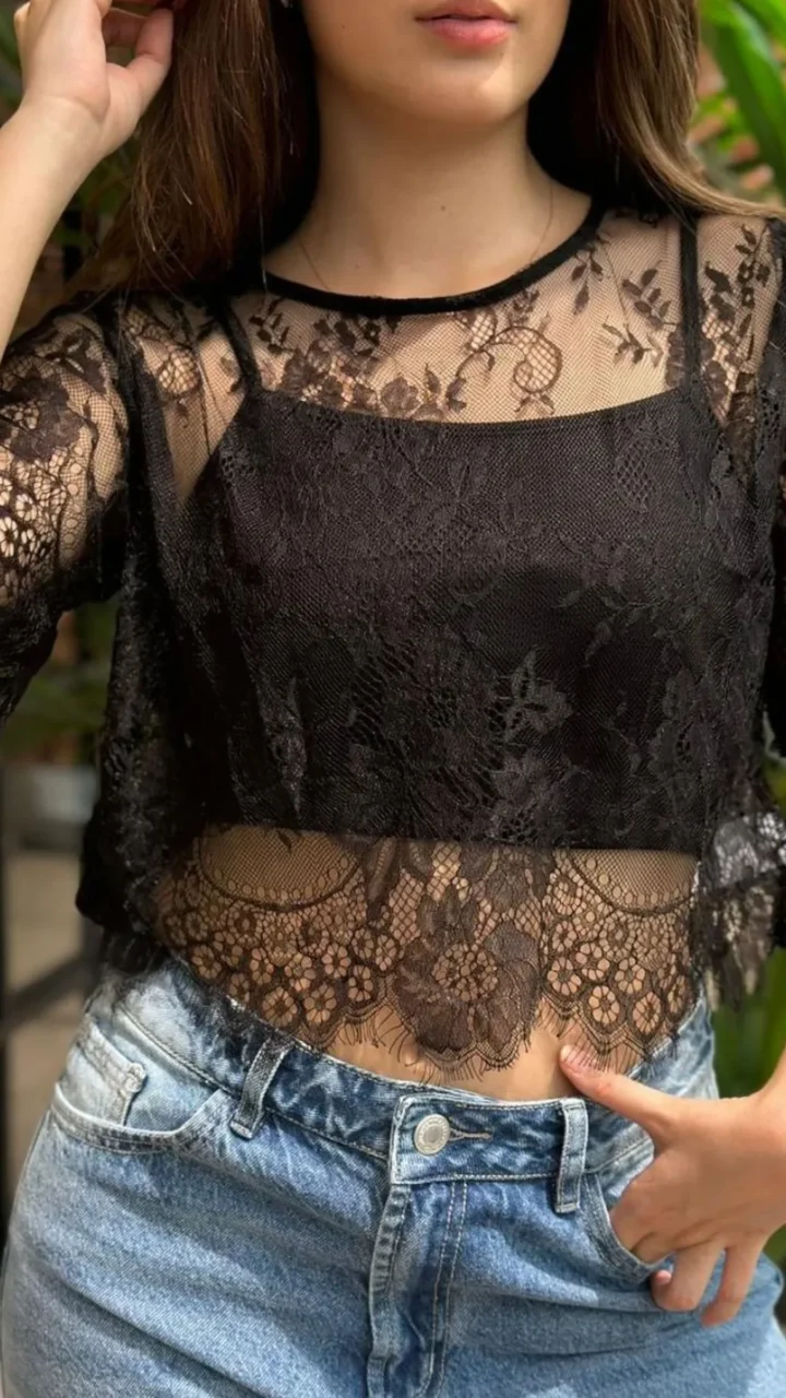 BLUSA EN ENCAJE  MANGA CORTA