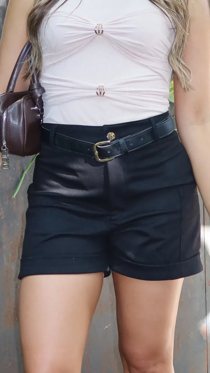SHORT CON CORREA EN GAMUZA